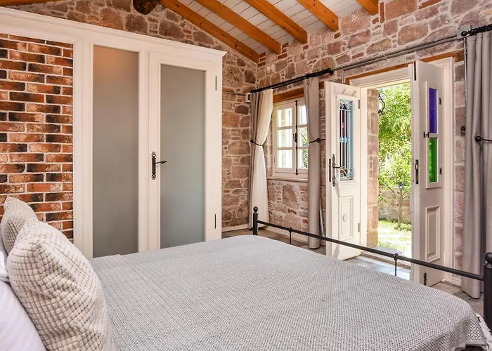 Lunaria Гостьовий будинок Айвалик